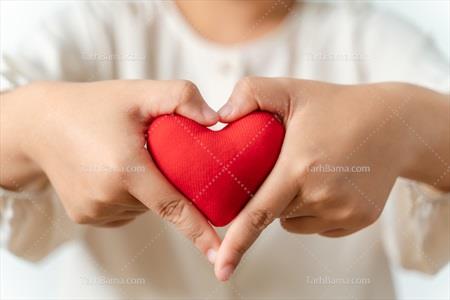 تصویر با کیفیت نشان دادن قلب قرمز در دستان خانم